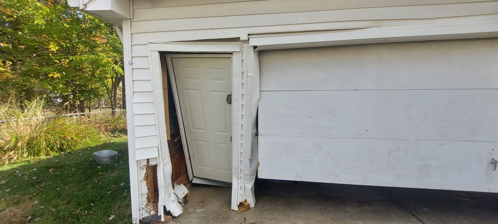 Damaged garage door before repair, photo 4